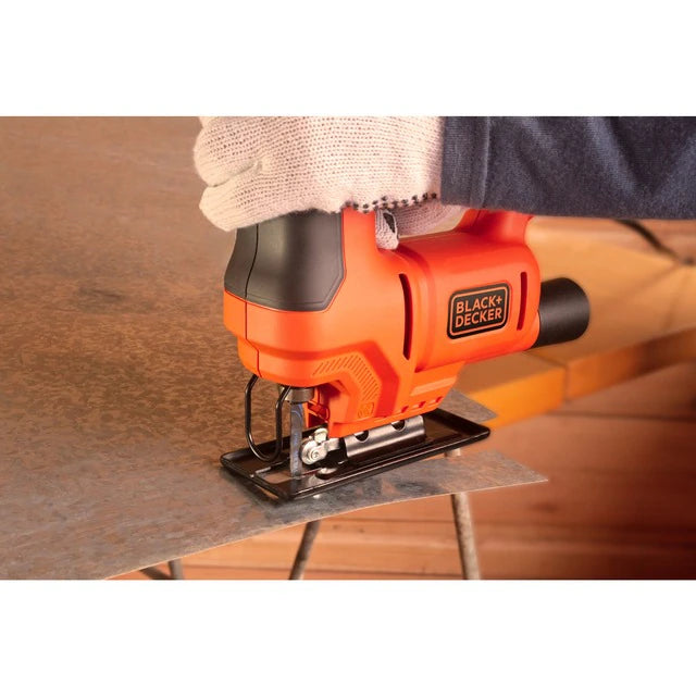 Serra de vaivé Black&Decker BES602-QS 400 W 18 mm amb una fulla de serra