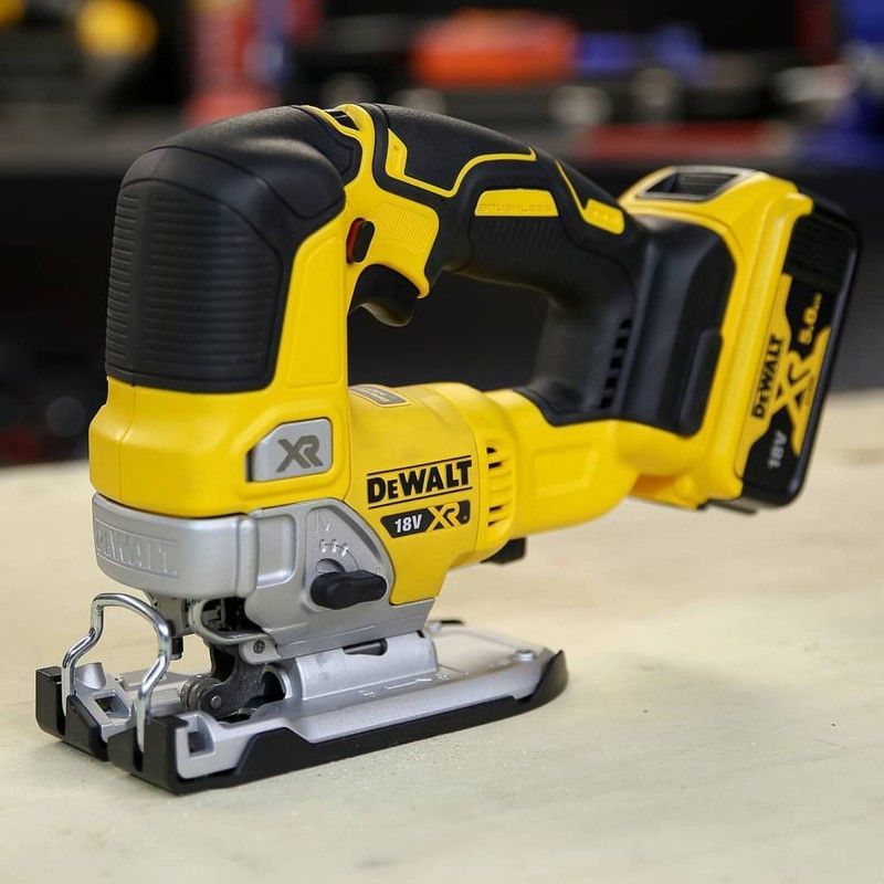 Serra de calar amb bateria Dewalt sense escombretes XR 18 V 135 mm amb maletí i 2 bateries de 5 Ah DCS334P2
