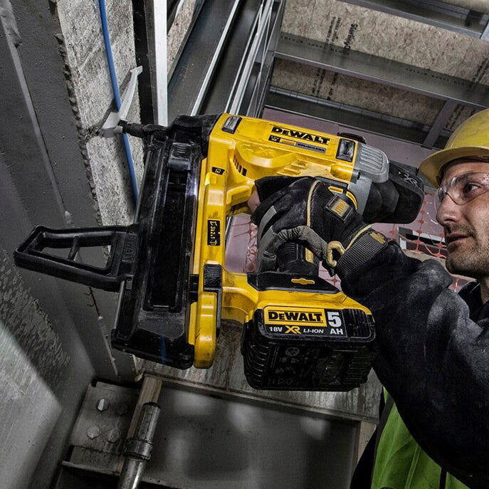 Combo de clavadora de formigó i acer amb bateria de 18V DCN890P2 + 5.025 claus de 20mm Dewalt
