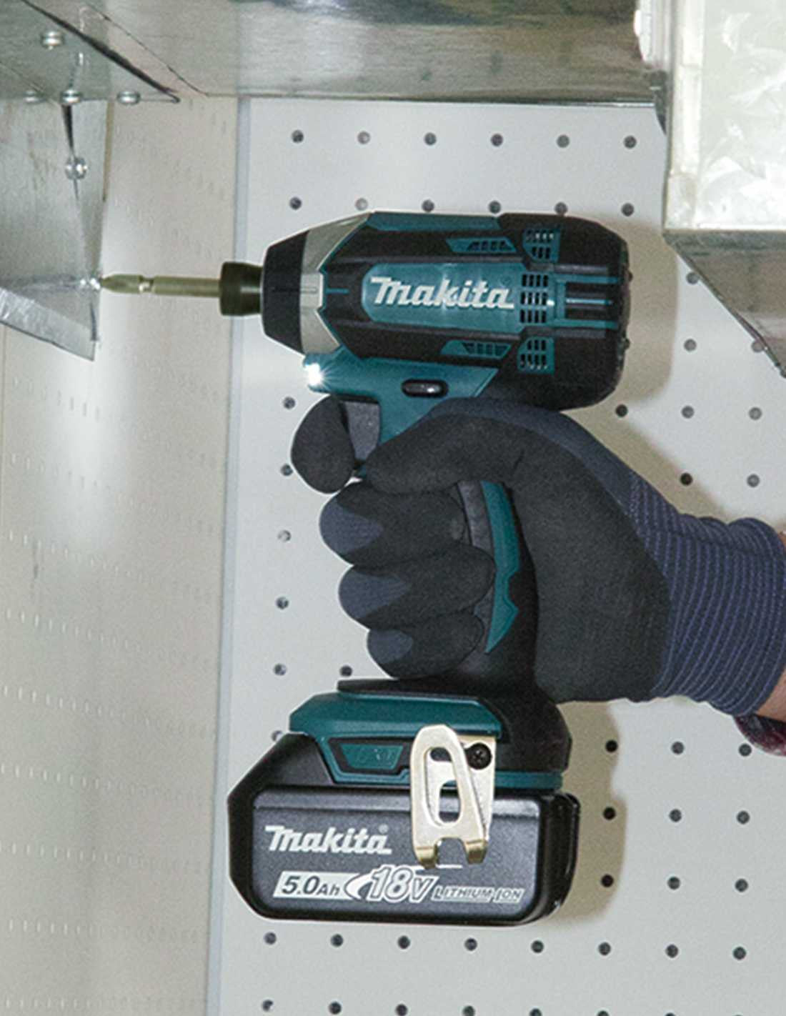 Kit Makita amb 11 eines + 3 bateries + carregador + 2 bosses DLX1143BL3