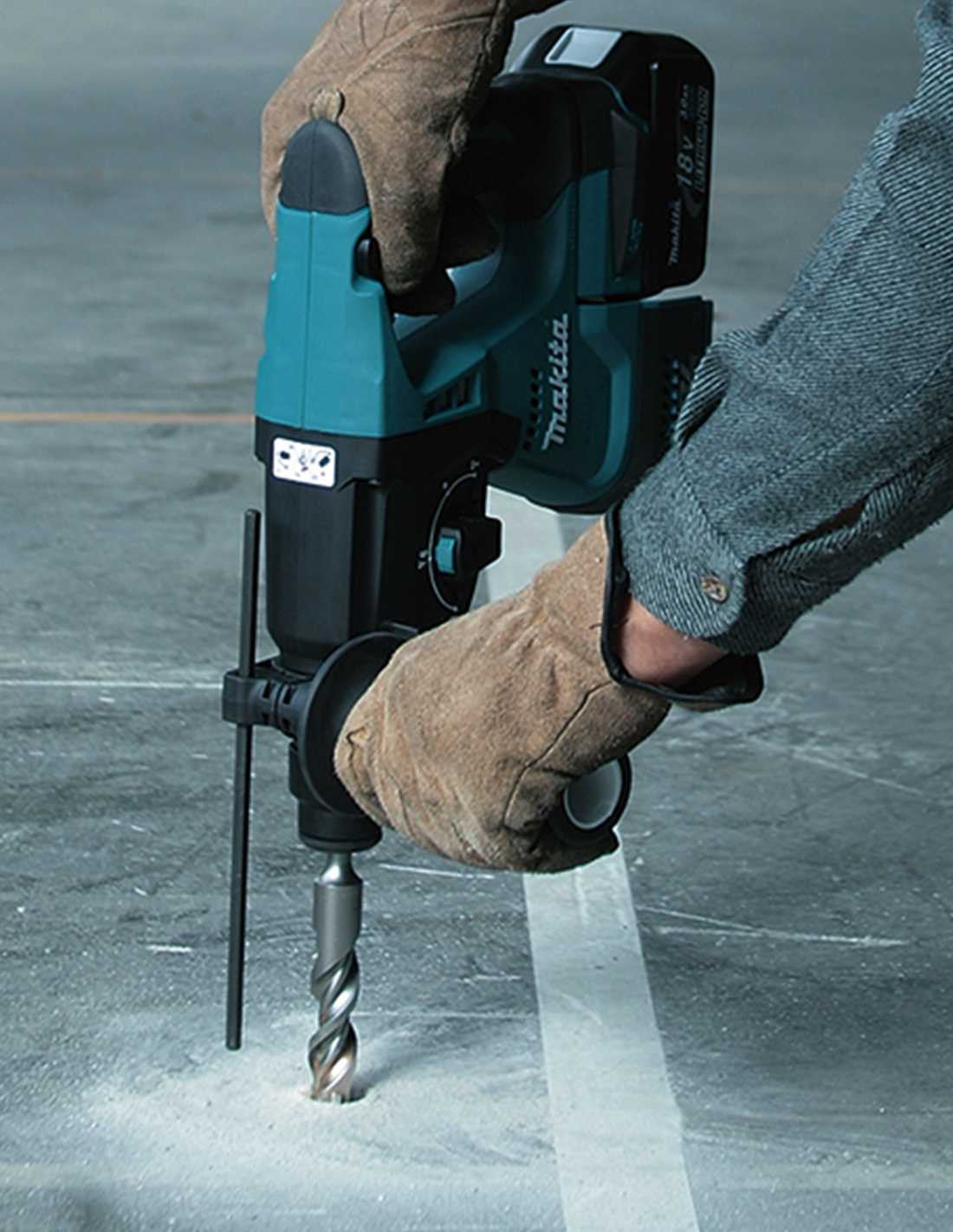 Kit Makita amb 11 eines + 3 bateries + carregador + 2 bosses DLX1143BL3