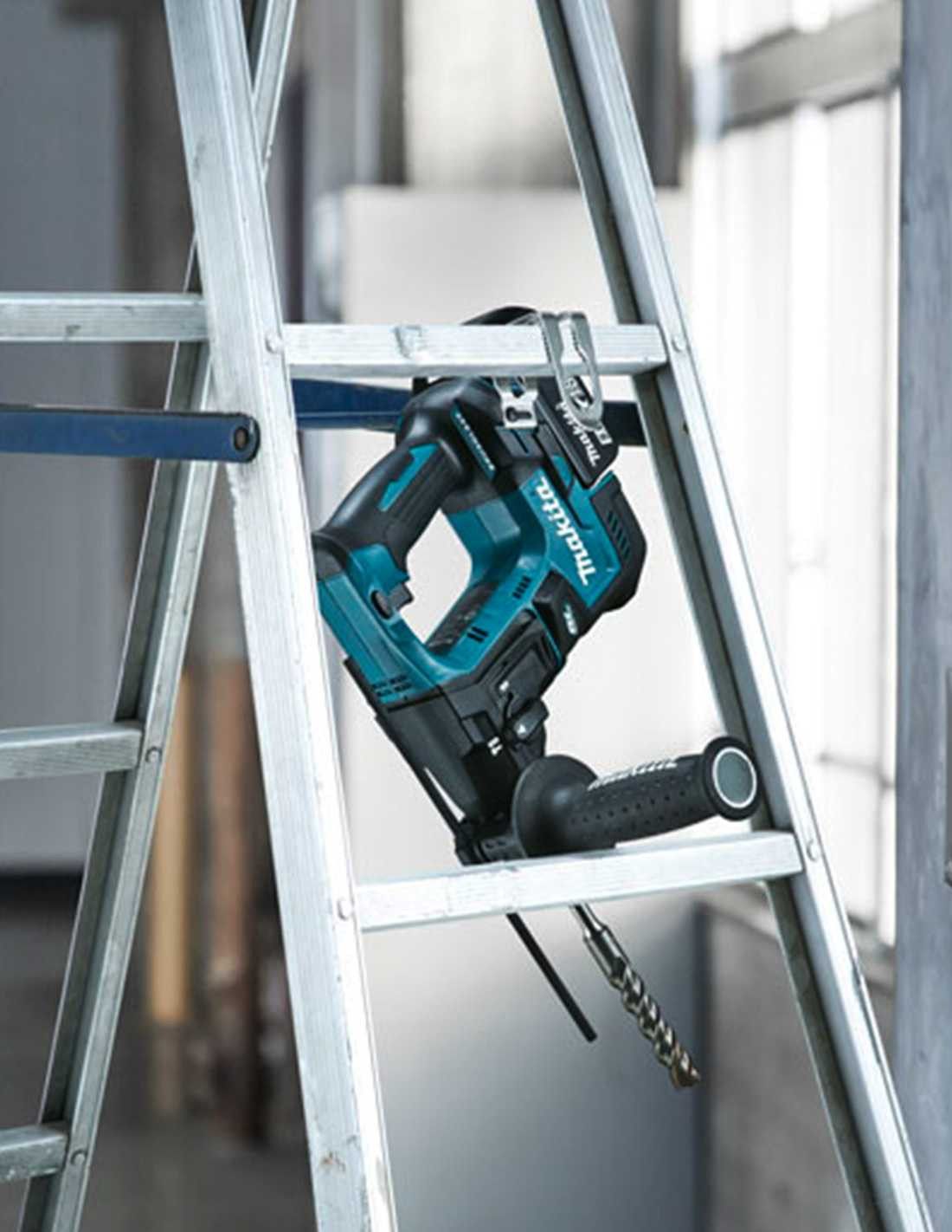 Kit Makita amb 11 eines + 3 bateries + carregador + 2 bosses DLX1171BL3