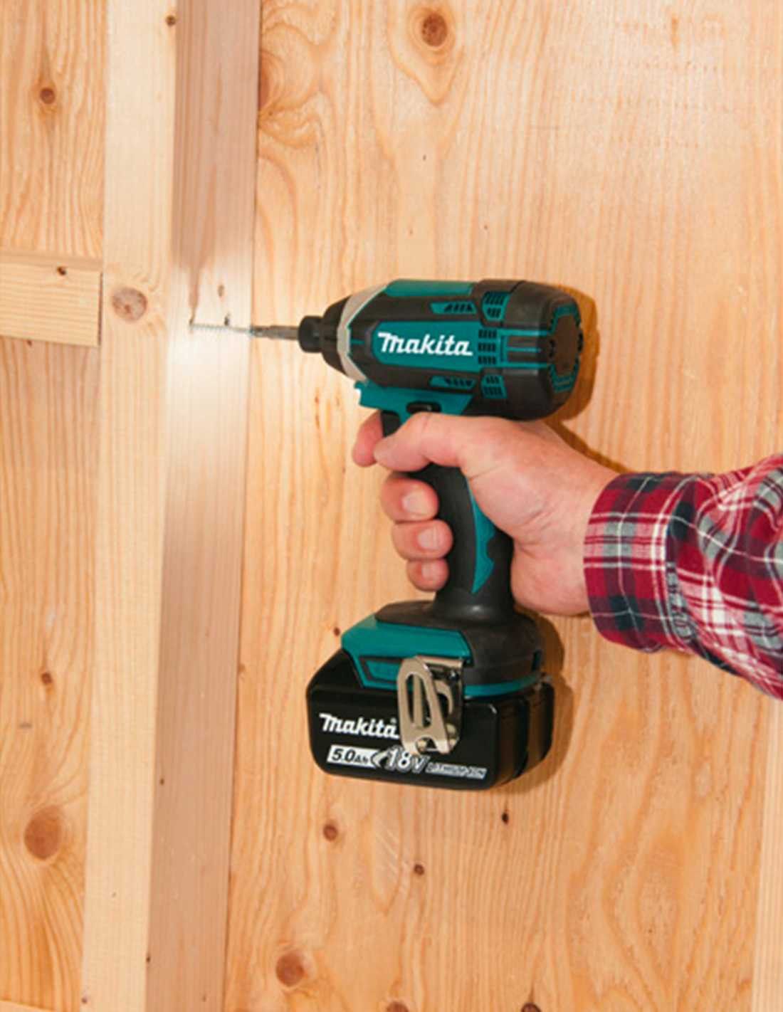 Kit Makita amb 8 eines + 3 bateries de 5.0 Ah + carregador + 2 bosses DLX8171BL3
