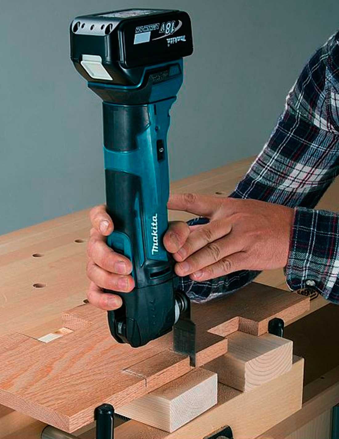 Kit Makita amb 8 eines + 3 bateries de 5.0 Ah + carregador + 2 bosses DLX8171BL3