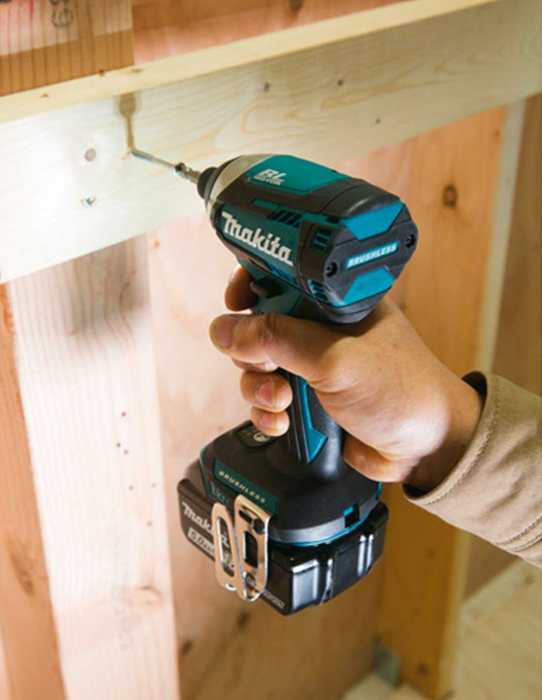 Kit Makita amb 10 eines + 3 bateries de 3 Ah + carregador + 2 bosses DLX1080BL3