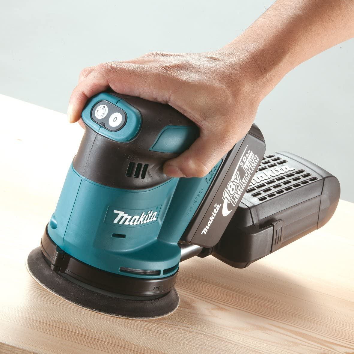 Kit Makita amb 9 eines + 3 bateries de 5.0 Ah + carregador + 2 bosses DLX9243BL3