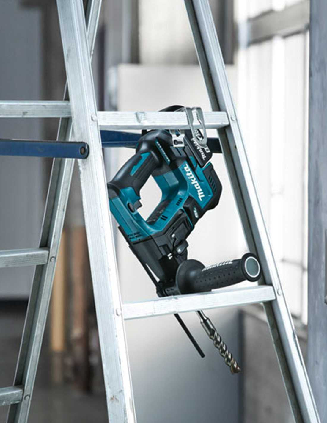 Kit Makita: martell DHR171 + cargolador d’impacte DTD152 + serra circular DSS610 + 2 bateries + carregador + bossa DLX3171BL2