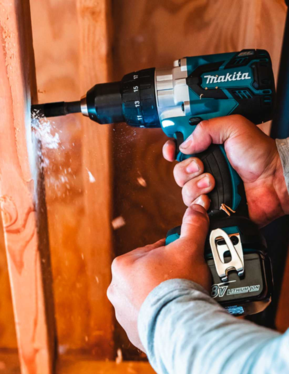 Kit Makita amb 7 eines + 3 bateries de 5 Ah + carregador DC18RC + 2 bosses DLX7243BL3