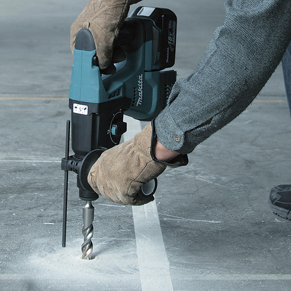 Kit Makita amb 7 eines + 3 bateries de 5 Ah + carregador DC18RC + 2 bosses DLX7243BL3