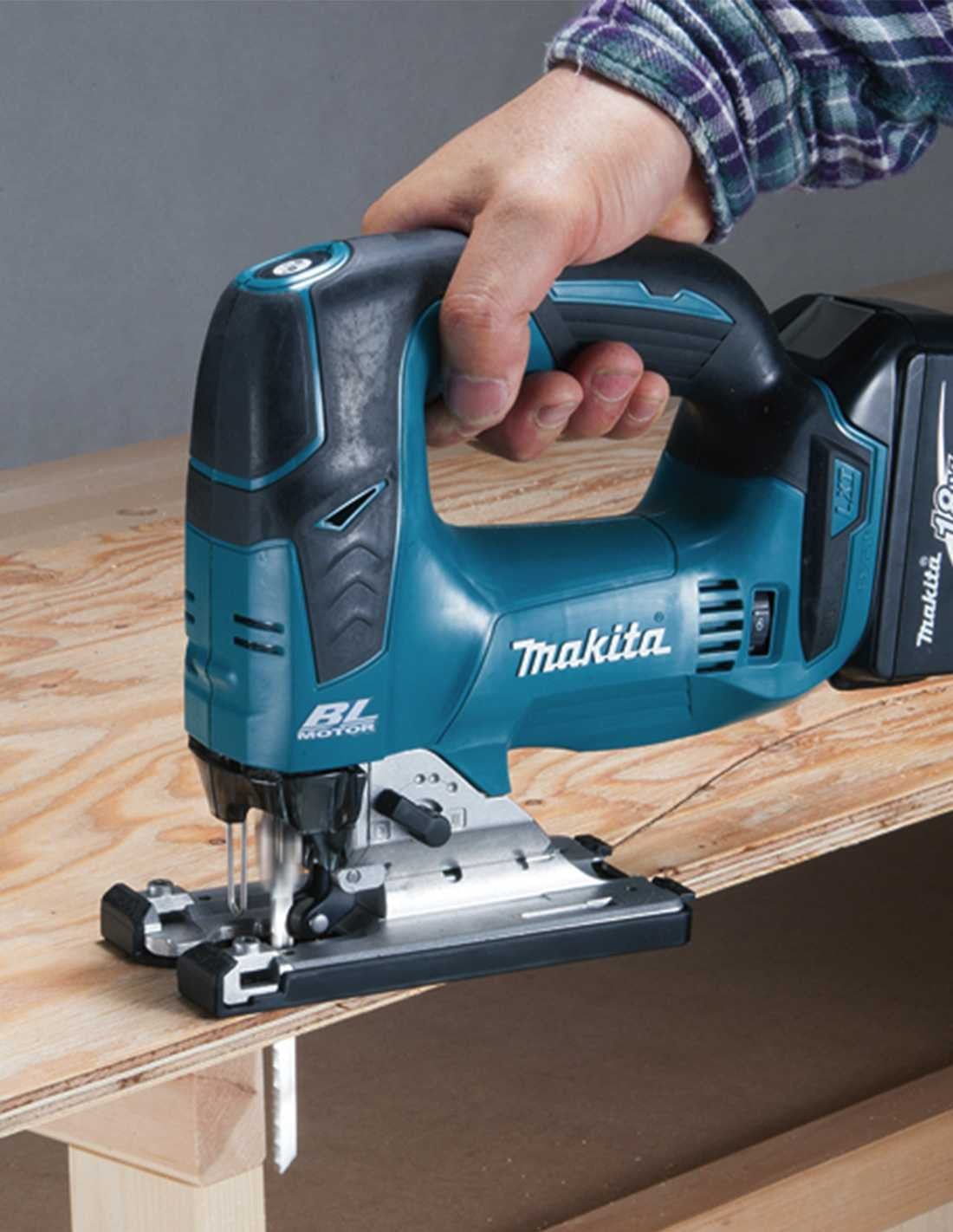 Kit Makita amb 7 eines + 3 bateries de 5 Ah + carregador DC18RC + 2 bosses DLX7243BL3