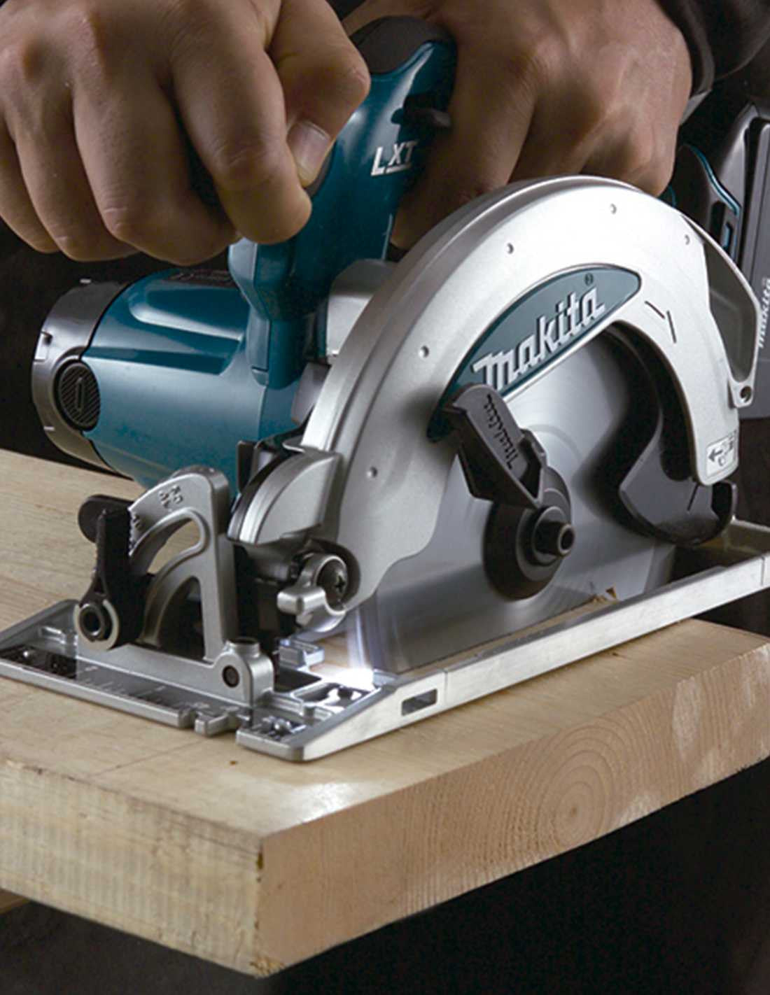 Kit Makita amb 7 eines + 3 bateries de 5 Ah + carregador DC18RC + 2 bosses DLX7243BL3