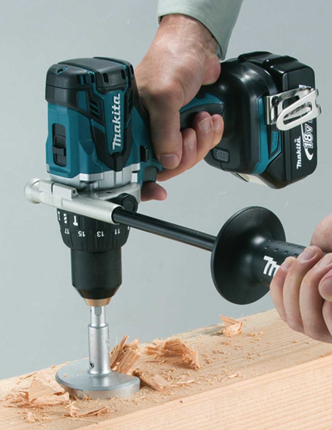 Kit Makita de 4 eines + 2 bateries de 5 Ah + carregador + bossa LXT600 DLX4243BL2