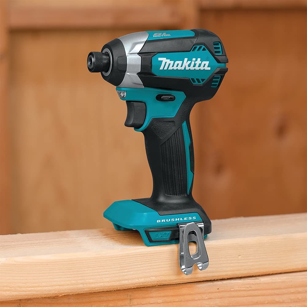 Kit Makita de 7 eines + 2 bateries de 5 Ah + carregador + 2 bosses LXT600 DLX7180BL2