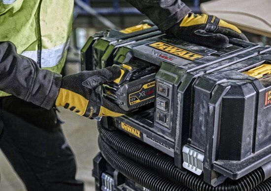 Aspirador de sòlids i líquids 54V XR Flexvolt classe M Dewalt + 2 bateries de 6.0Ah i carregador DCV586MT2