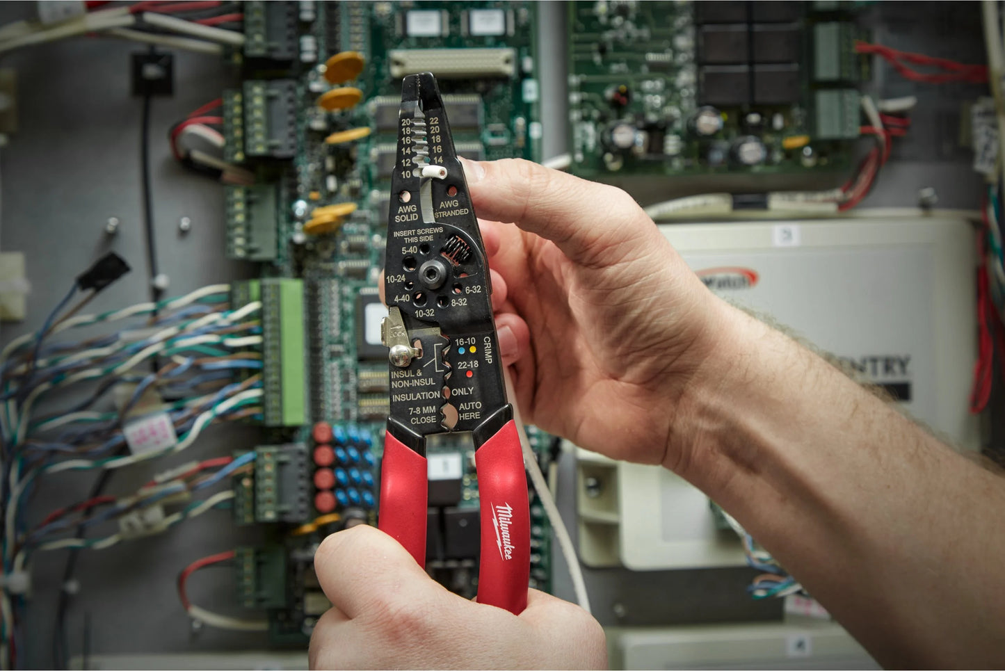 Alicates multifunció d’electricista Milwaukee