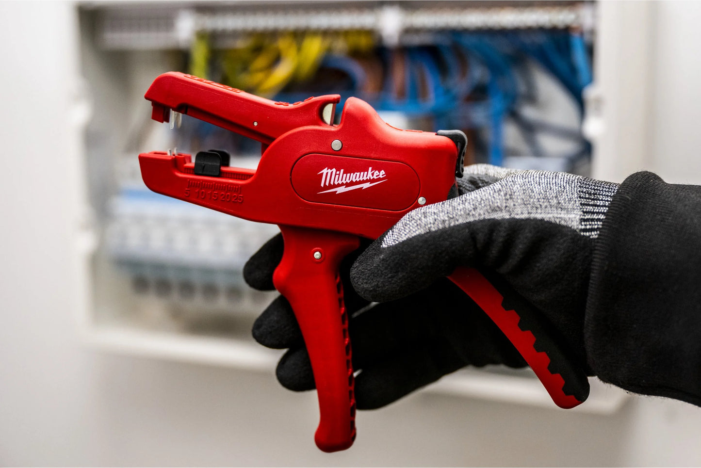 Pelacables autoajustable Milwaukee