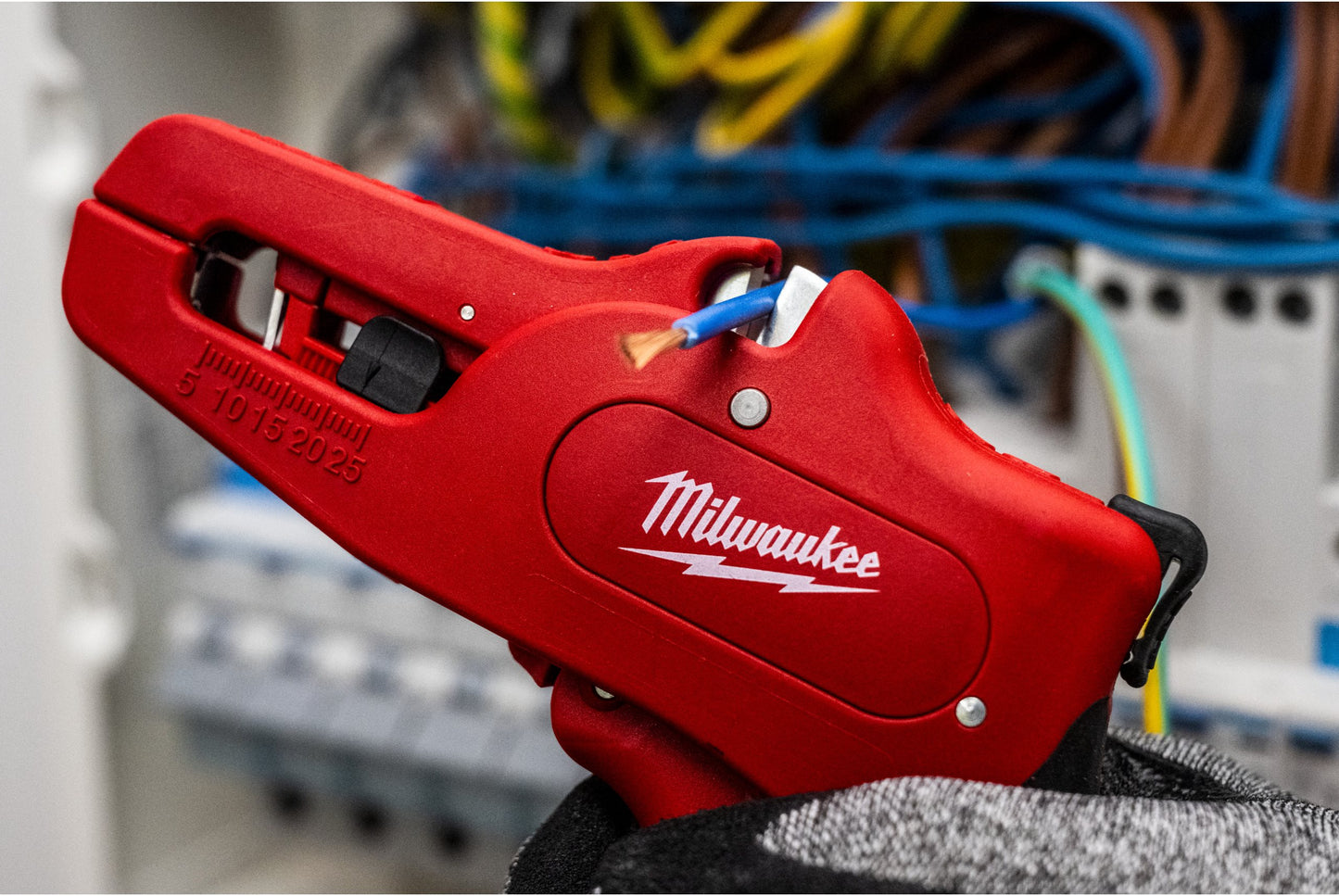 Pelacables autoajustable Milwaukee