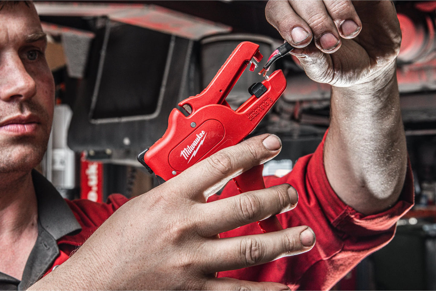 Pelacables autoajustable Milwaukee