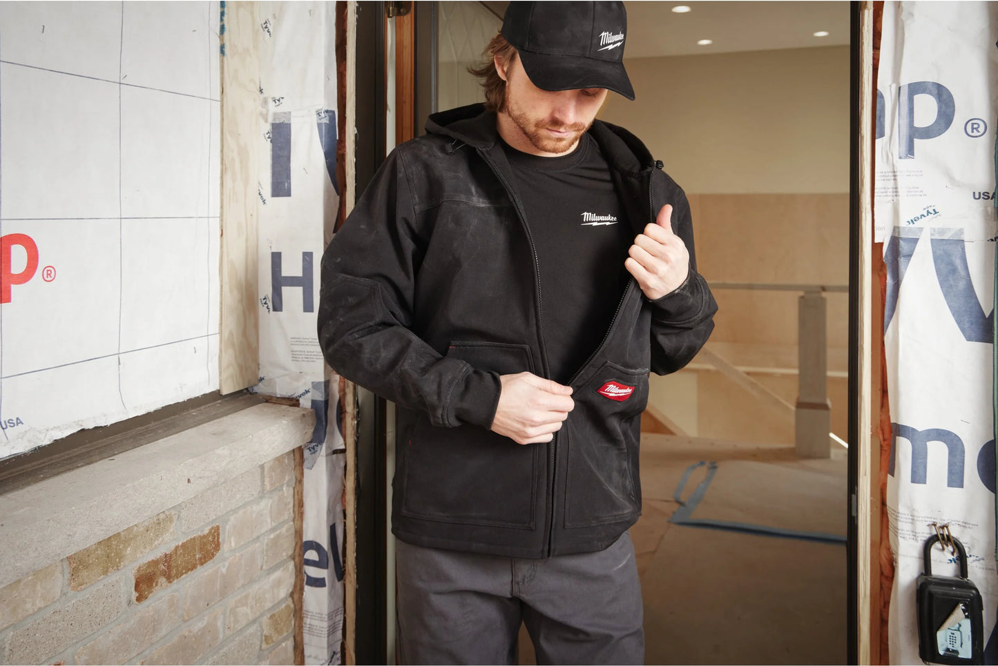 Jaqueta negra amb caputxa FREEFLEX Softshell Milwaukee SJ BL