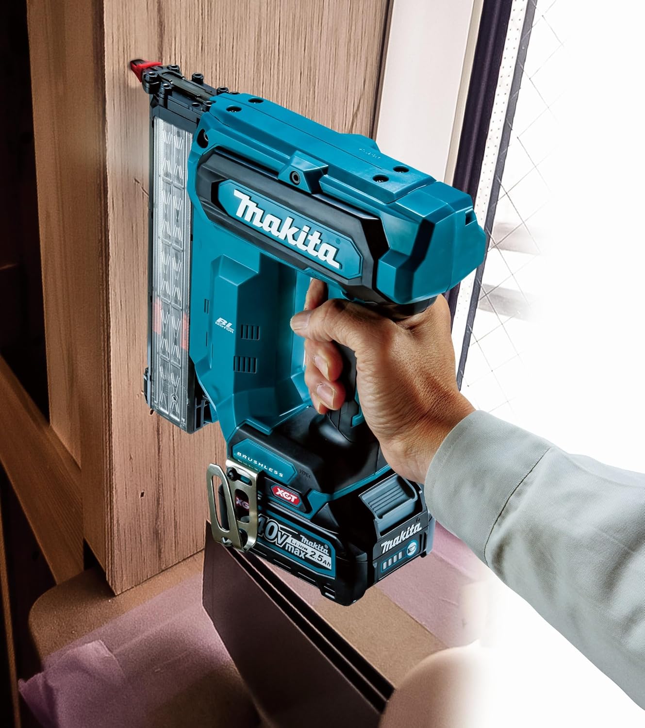 Clavadora pneumàtica de 40V XGT Makita FN001GZ