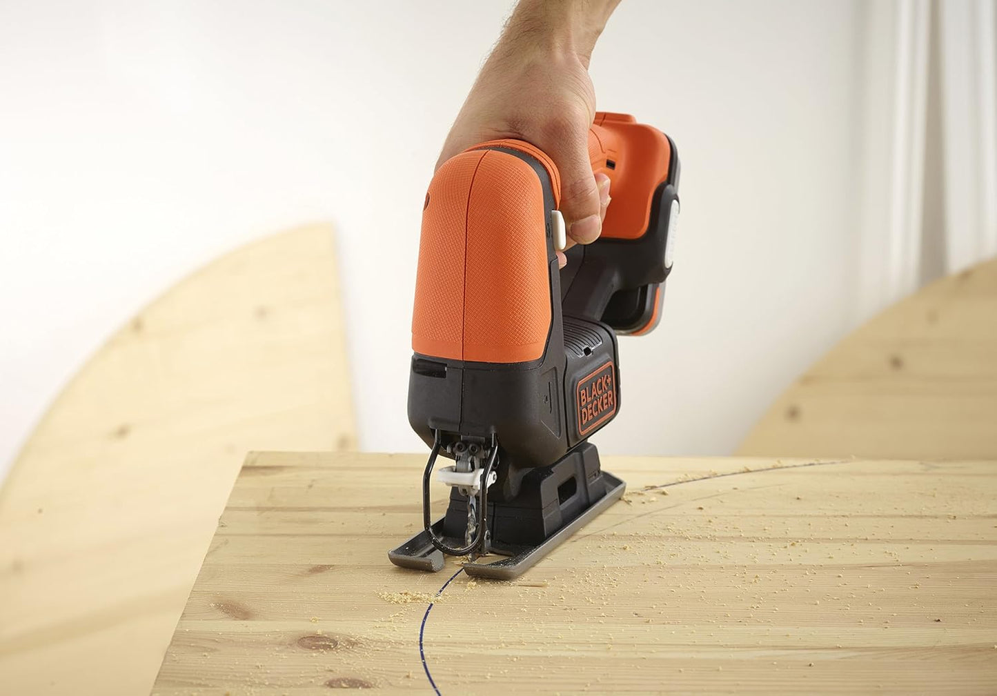 Serra de calar de 12V amb fulla de tall per a fusta Black+Decker BDCJS12N