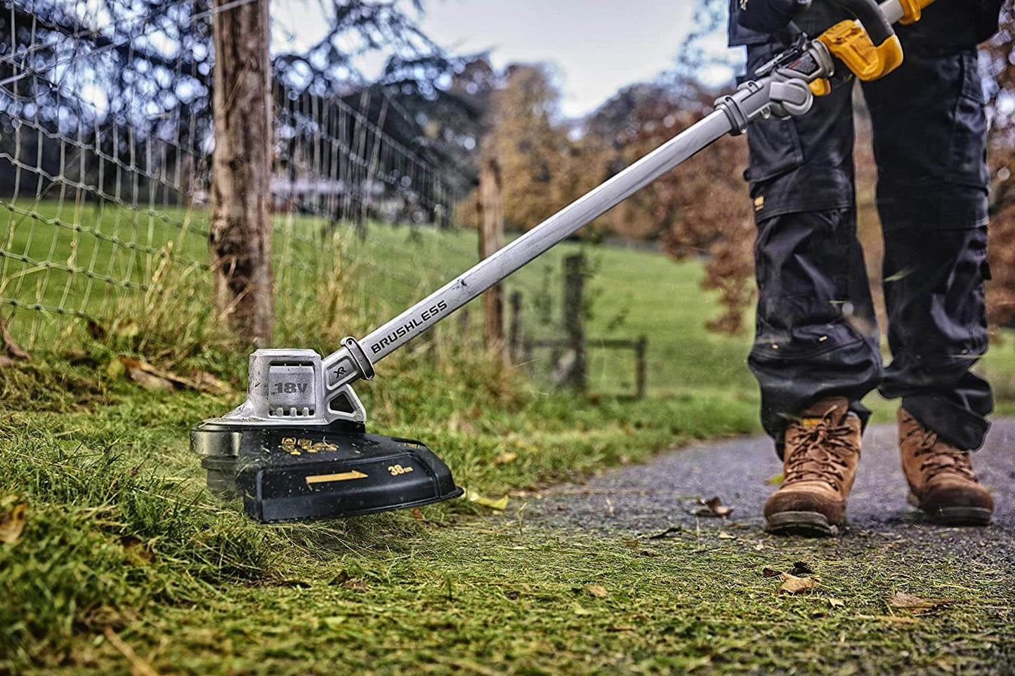 Desbrossadora de vores XR 18V 36 cm amb mànec plegable, bateria i carregador Dewalt DCMST561P1