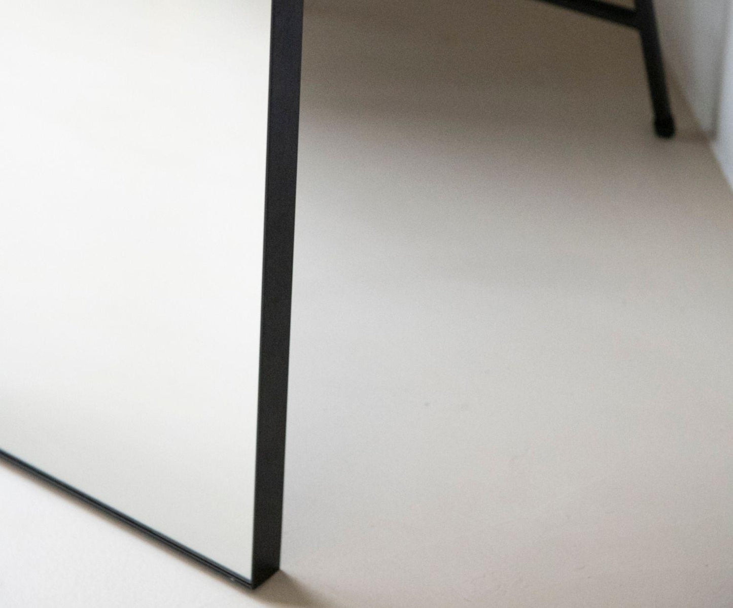 Mirall de peu d’alumini negre 40x160cm Andrea House