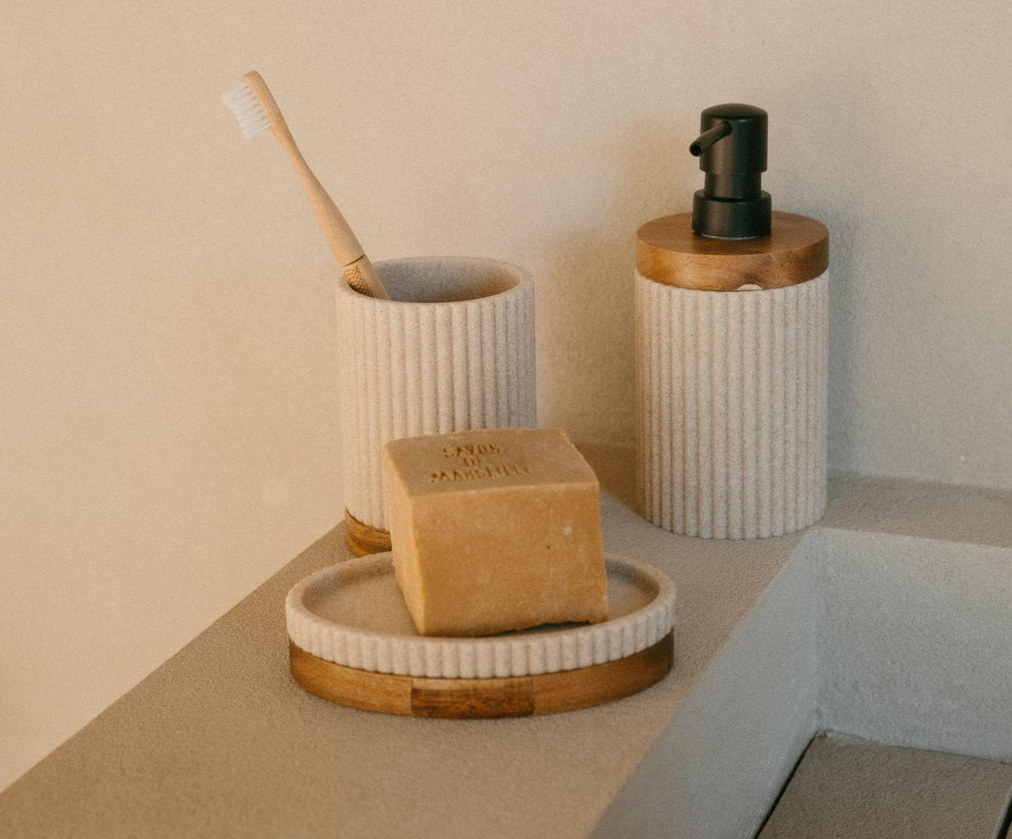 Dispensador de bany beix de poliresina i fusta d’acàcia Ø8×18 cm Andrea House
