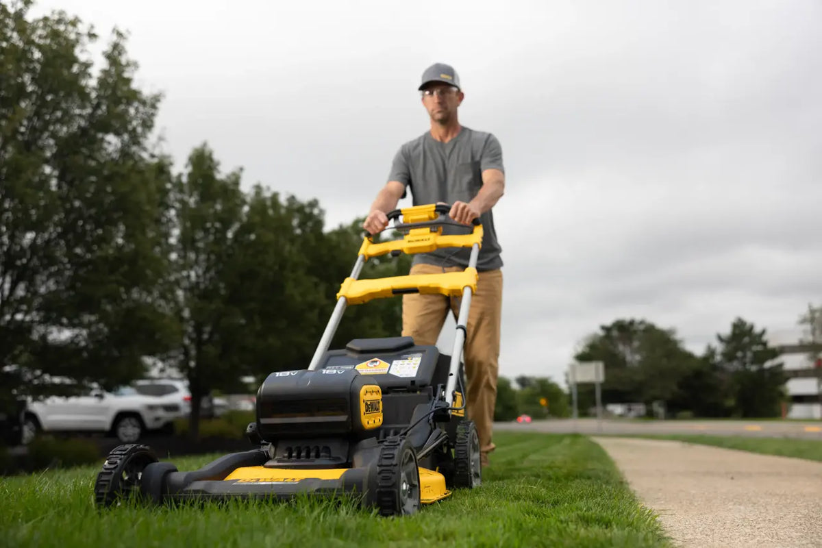 Tallagespa autopropulsat sense escombretes XR 18V ​​53cm Dewalt DCMWSP156N