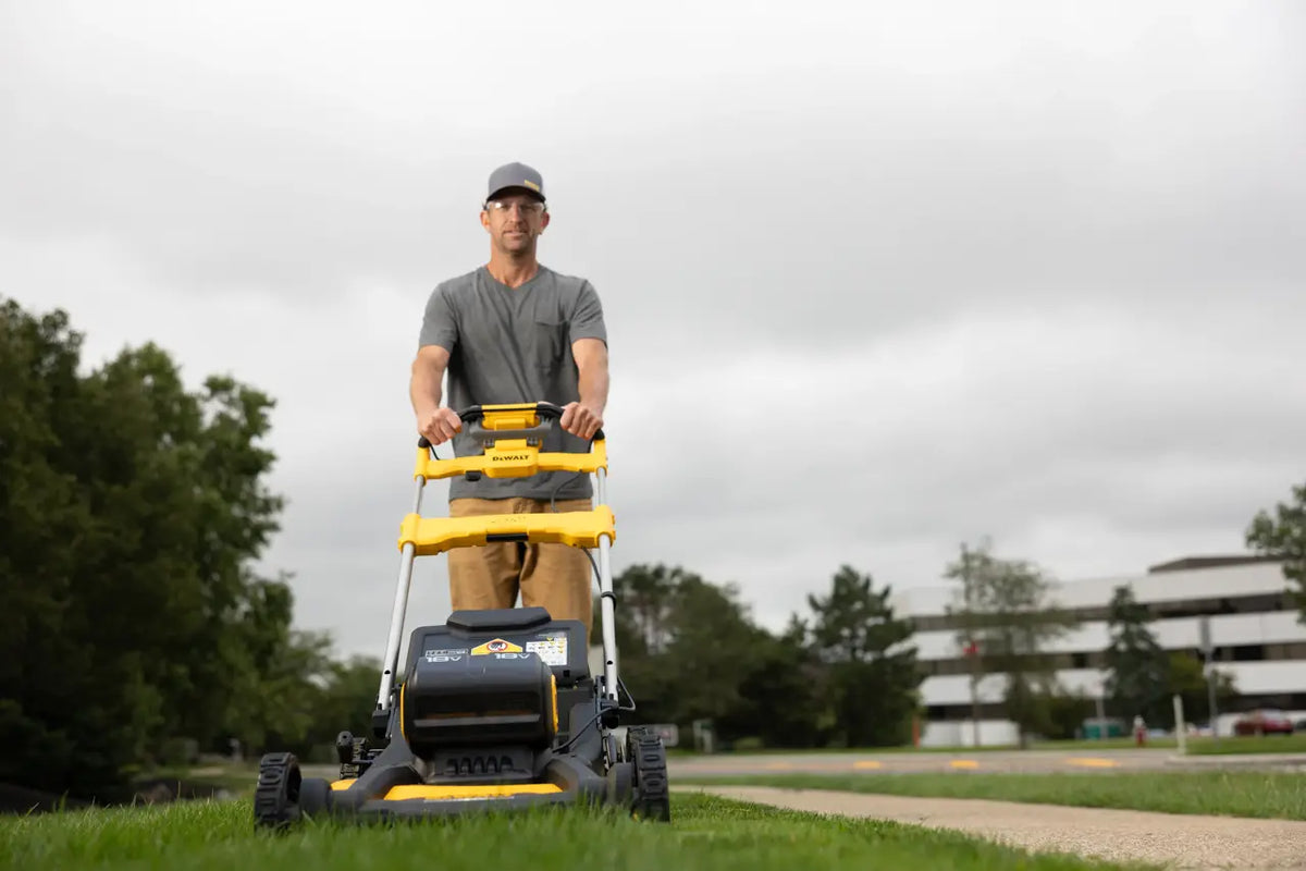 Tallagespa autopropulsat sense escombretes XR 18V ​​53cm Dewalt DCMWSP156N