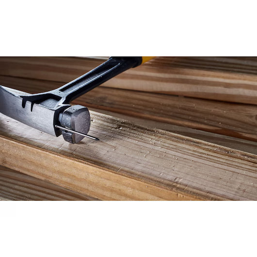Martell de 570gr amb llevaclaus per a encofrador Dewalt DWHT51004-0