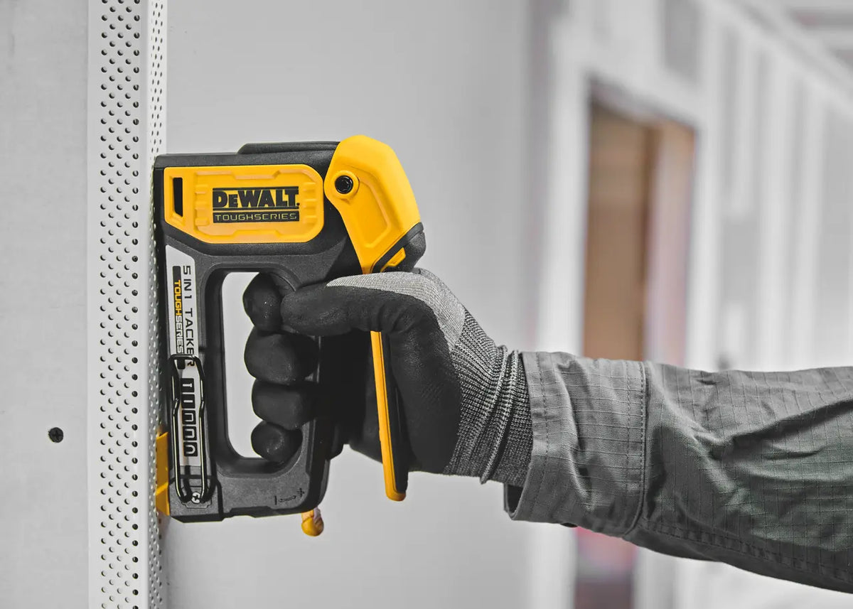 Grapadora 5 en 1 de fibra de carbono DeWalt DWHT70510-0