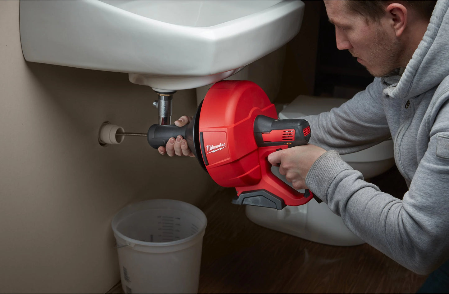 Desembussador amb espiral de 8mm + 2bat 2Ah + carregador + cubell de transport Milwaukee M12 BDC8-202C