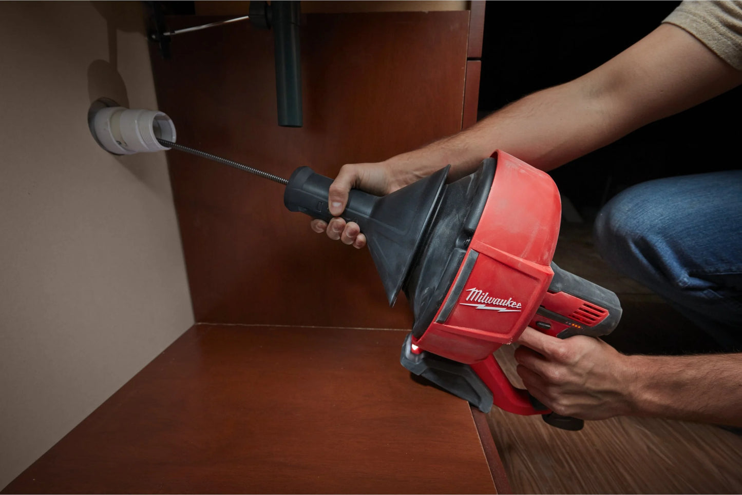 Desembussador amb espiral de 8mm + 2bat 2Ah + carregador + cubell de transport Milwaukee M12 BDC8-202C
