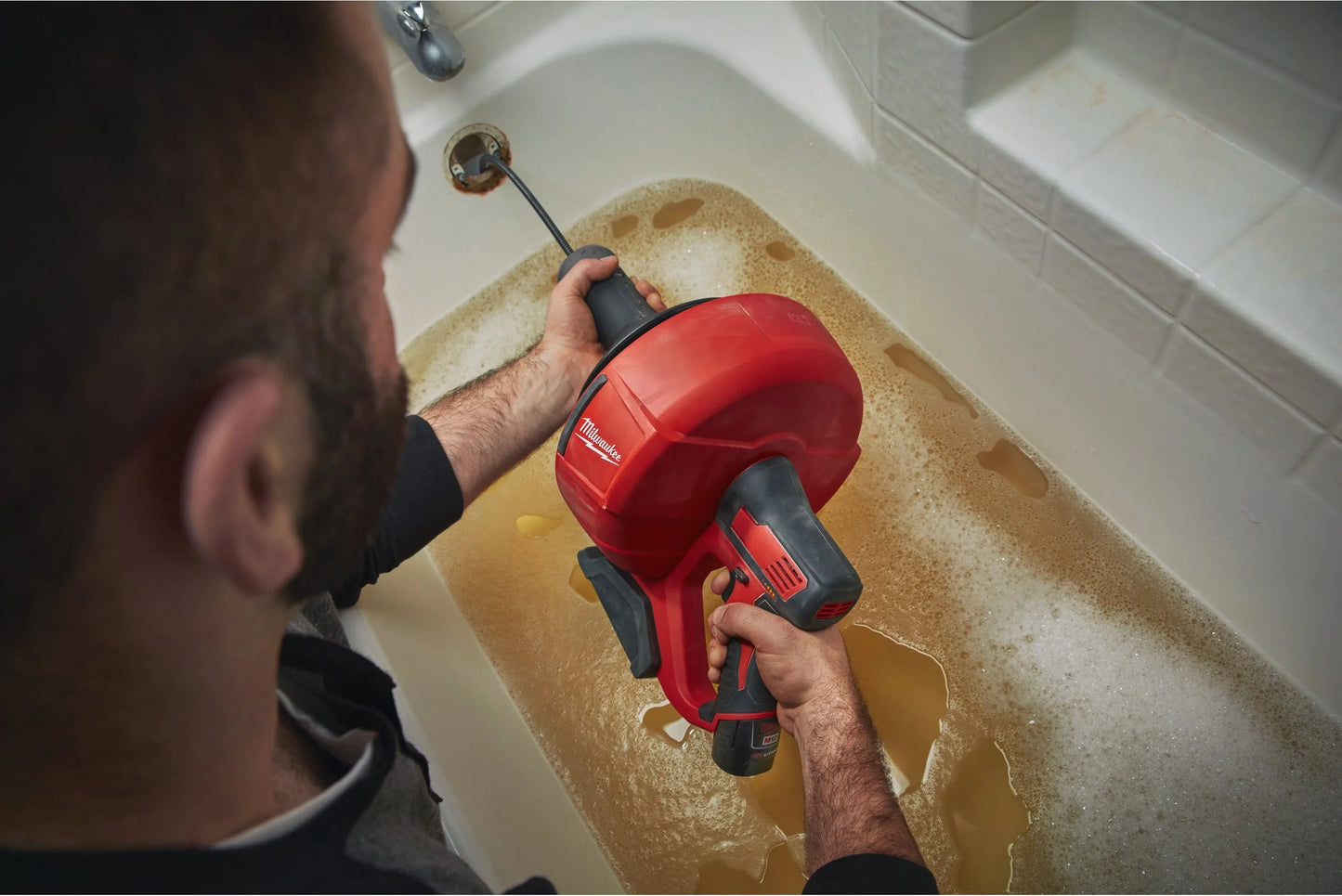 Desembussador amb espiral de 8mm + 2bat 2Ah + carregador + cubell de transport Milwaukee M12 BDC8-202C