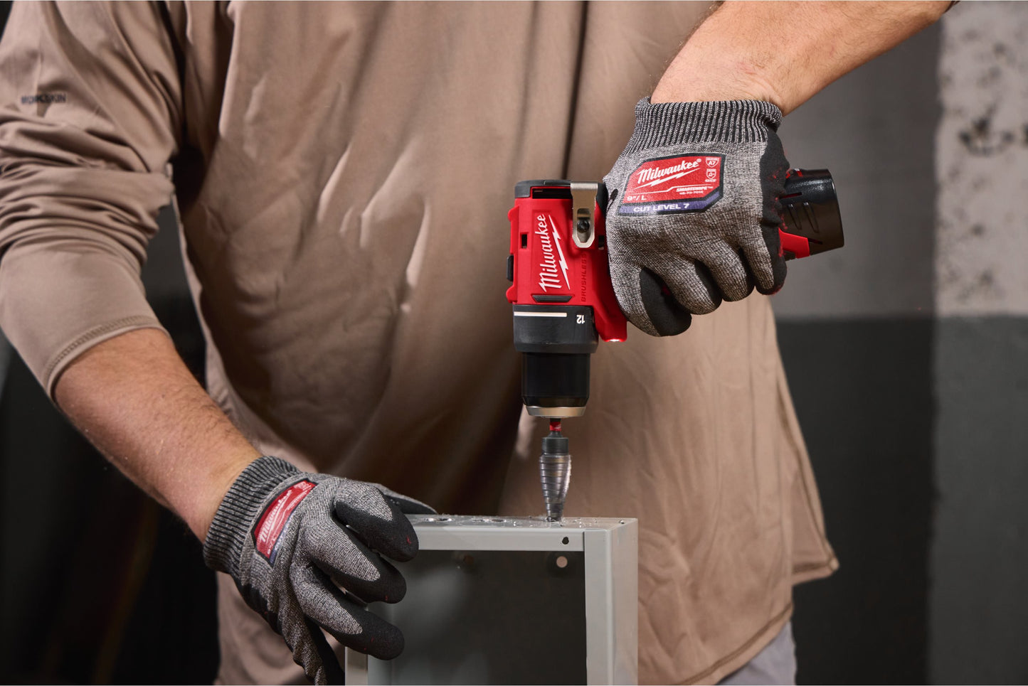 Trepant tornavís + 2 bateries de 2,0Ah + carregador + maletí Milwaukee M12 BLDDRC-202C