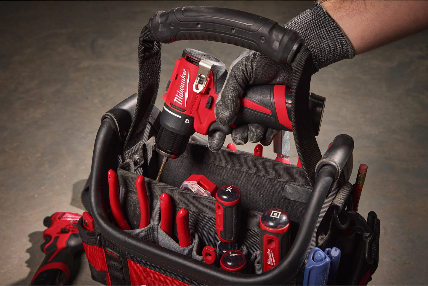Trepant tornavís + 2 bateries de 2,0Ah + carregador + maletí Milwaukee M12 BLDDRC-202C