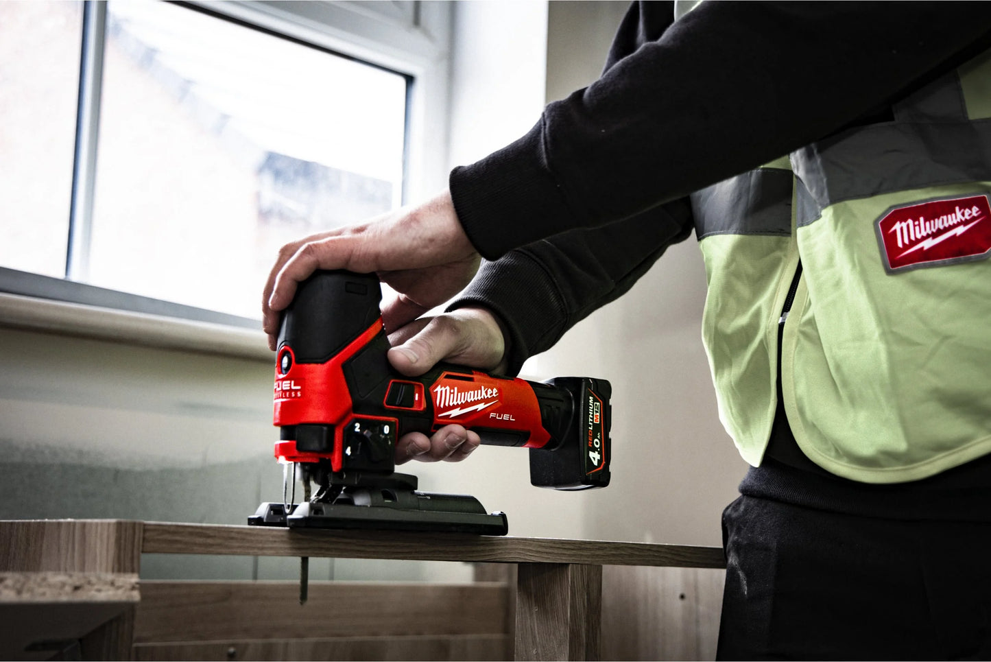 Serra de calar subcompacta M12 Fuel + bateria de 2 Ah + bateria de 4 Ah + carregador + maletí Milwaukee M12 FJS-422X