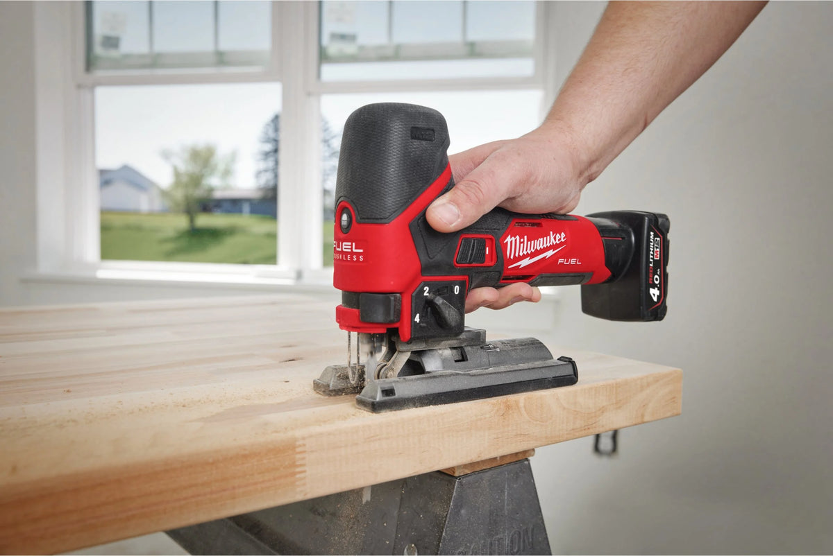 Serra de calar subcompacta M12 Fuel + bateria de 2 Ah + bateria de 4 Ah + carregador + maletí Milwaukee M12 FJS-422X