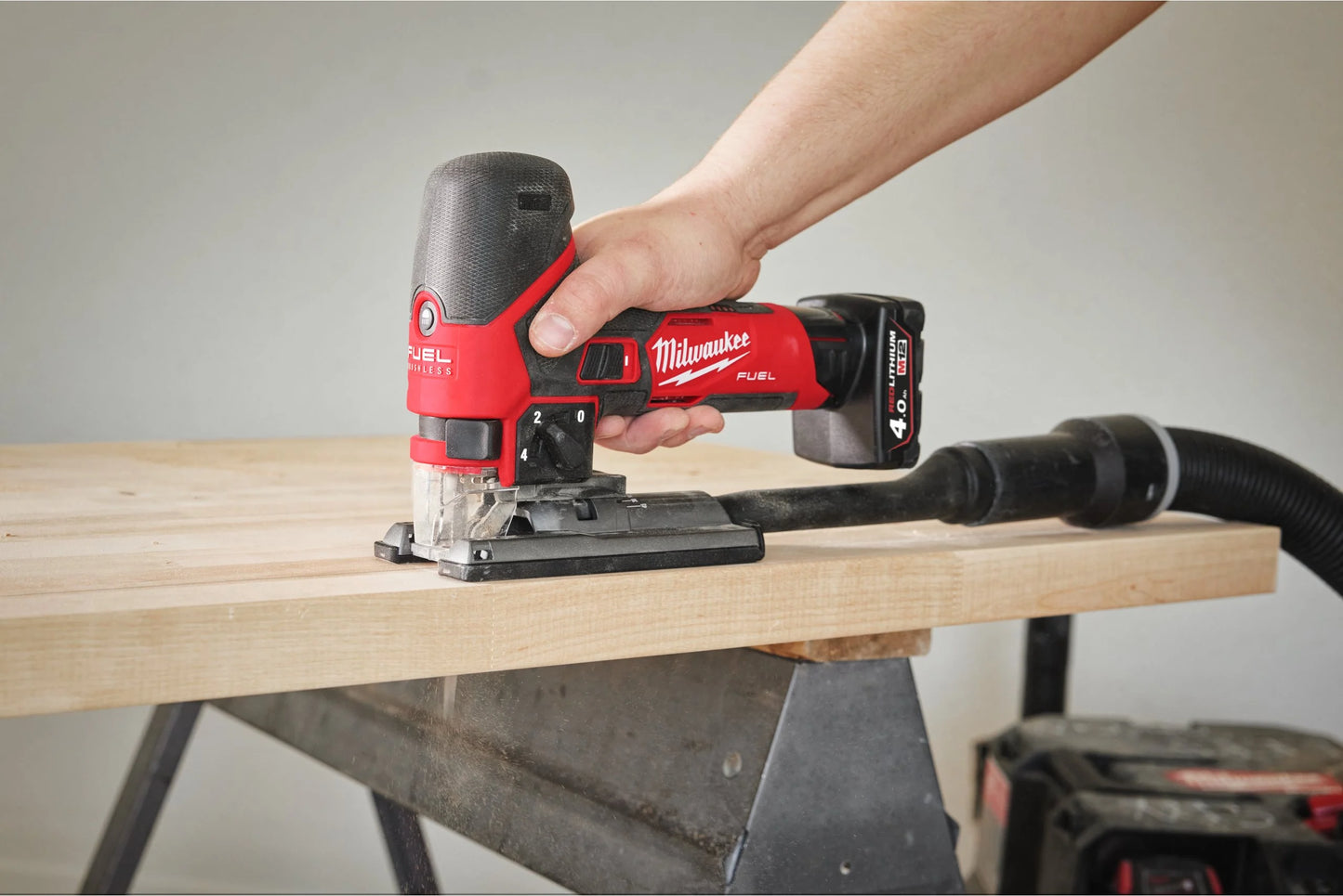 Serra de calar subcompacta M12 Fuel + bateria de 2 Ah + bateria de 4 Ah + carregador + maletí Milwaukee M12 FJS-422X