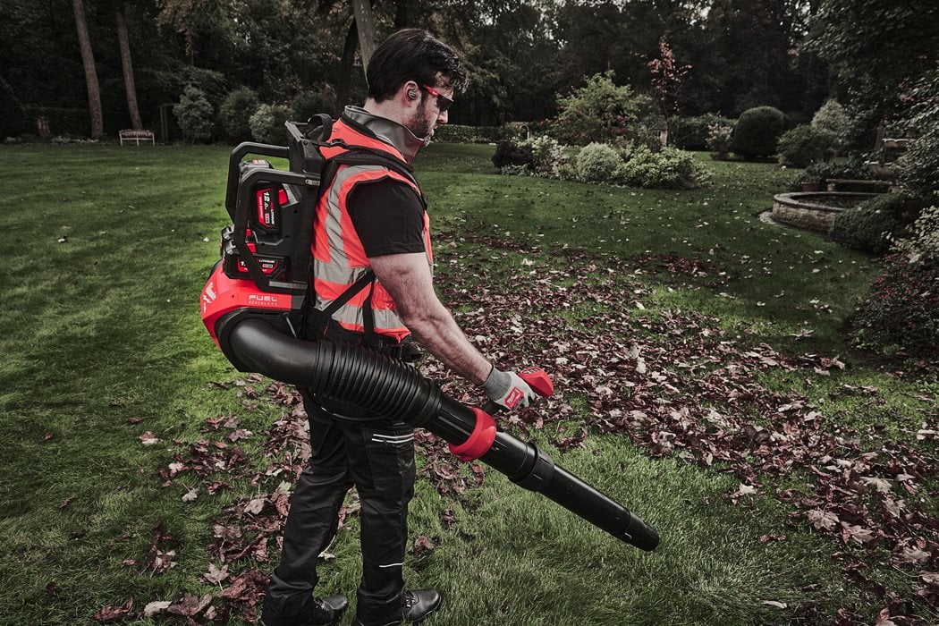 Bufador de motxilla M18 Fuel + 4 bateries + carregador multipresa Milwaukee M18 F2BPB-124