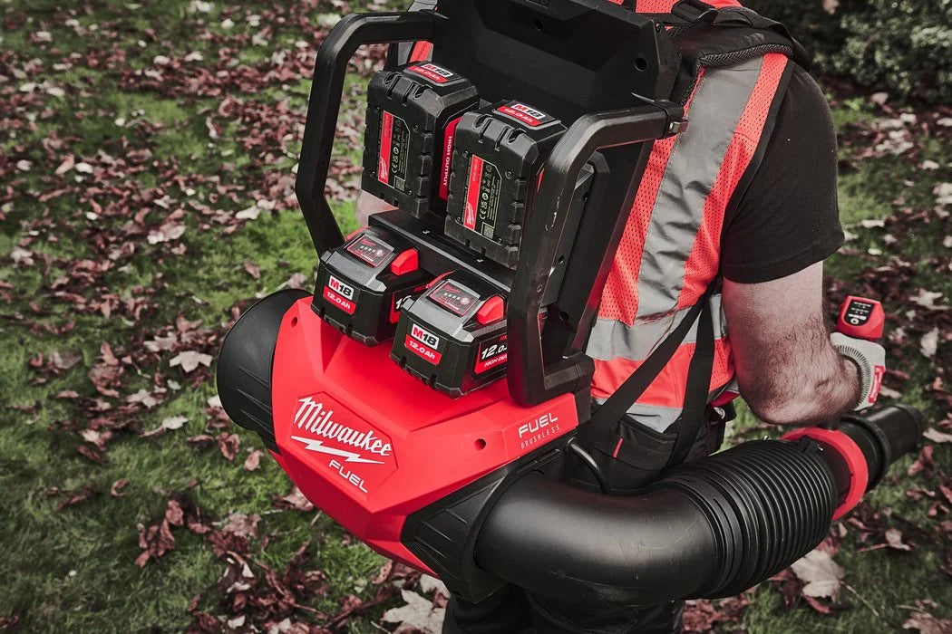 Bufador de motxilla M18 Fuel + 4 bateries + carregador multipresa Milwaukee M18 F2BPB-124