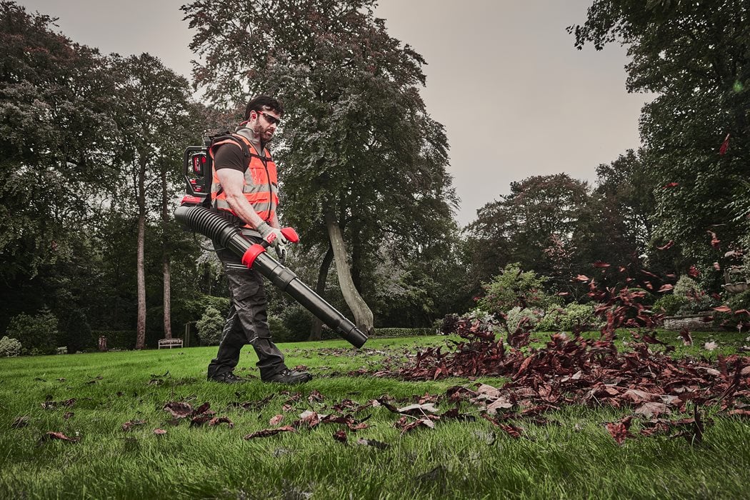 Bufador de motxilla M18 Fuel + 4 bateries + carregador multipresa Milwaukee M18 F2BPB-124