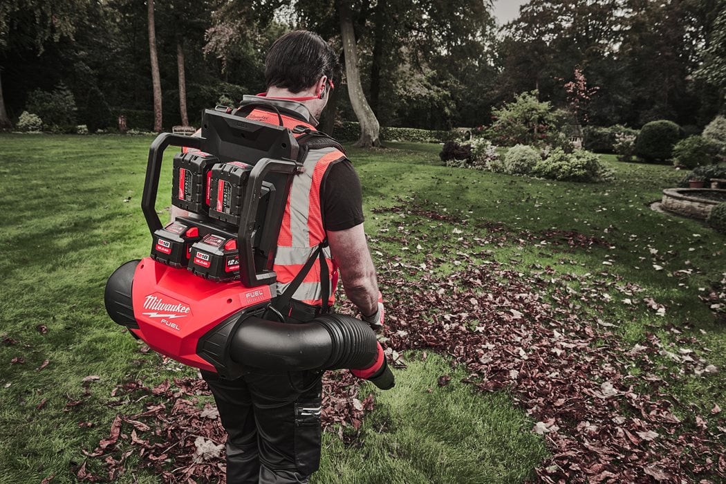 Bufador de motxilla M18 Fuel + 4 bateries + carregador multipresa Milwaukee M18 F2BPB-124