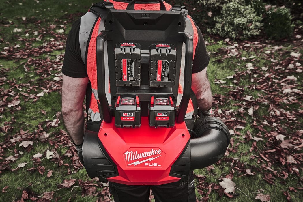 Bufador de motxilla M18 Fuel + 4 bateries + carregador multipresa Milwaukee M18 F2BPB-124