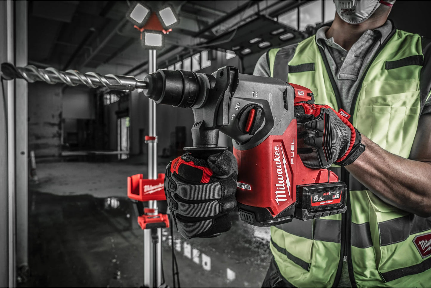 Martell combinat SDS-Plus de 26mm amb Fixtec, 2,5J + 2 bateries de 5.5Ah + carregador + maletí Milwaukee M18 FHX-552X