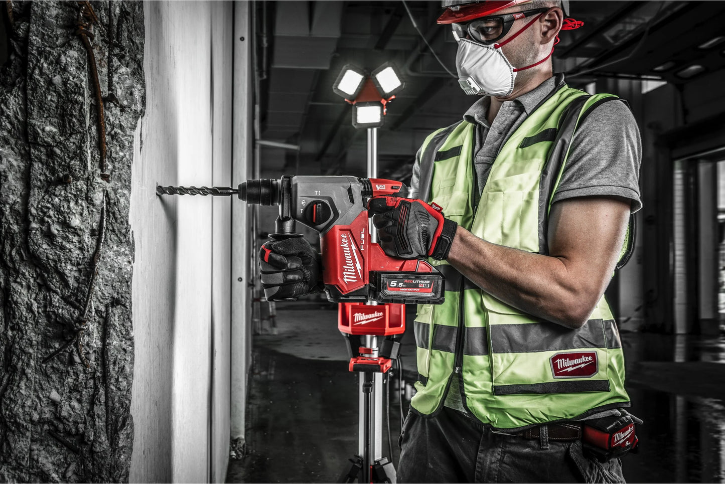 Martell combinat SDS-Plus de 26mm amb Fixtec, 2,5J + 2 bateries de 5.5Ah + carregador + maletí Milwaukee M18 FHX-552X