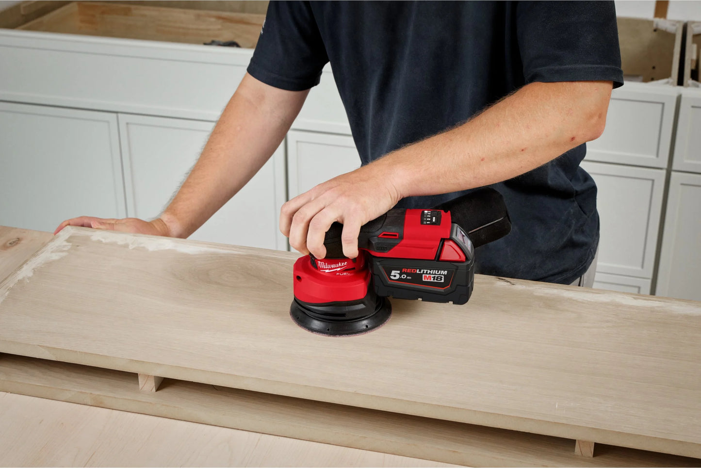 Polidora rotoorbital M18 Fuel 125mm + 2bat 5Ah + carregador + maletí Milwaukee M18 FROS125-502X