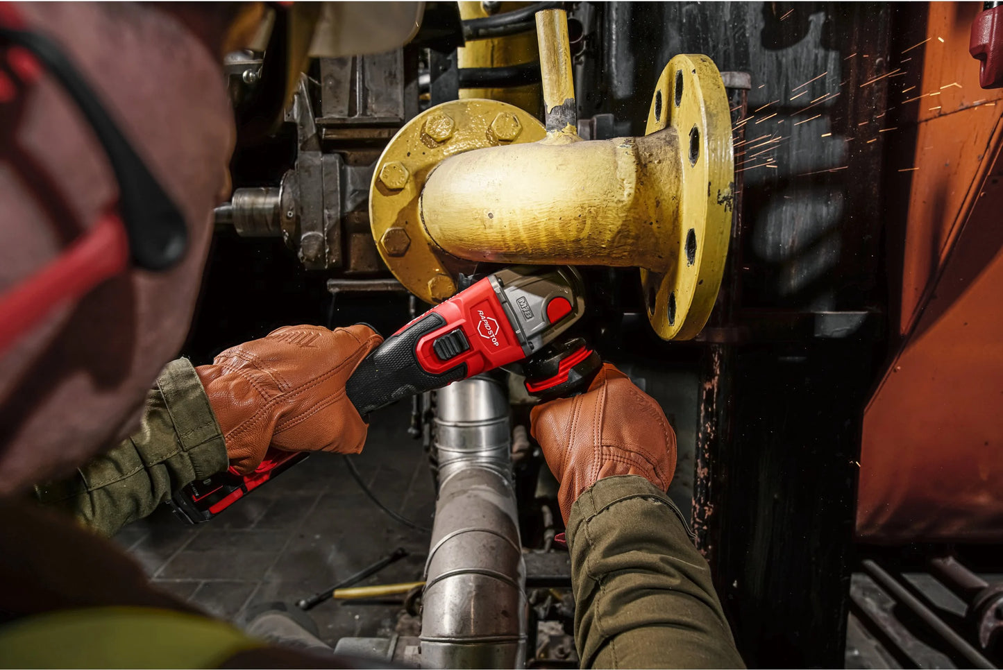Esmoladora angular M18 de 125 mm amb fre i interruptor de botó + 2 bateries de 5 Ah + carregador + maletí Milwaukee M18 FSAG125XB-502X