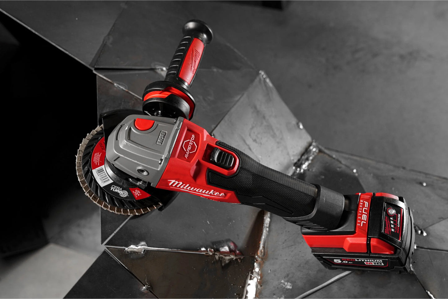 Esmoladora angular M18 de 125 mm amb fre i interruptor de botó + 2 bateries de 5 Ah + carregador + maletí Milwaukee M18 FSAG125XB-502X